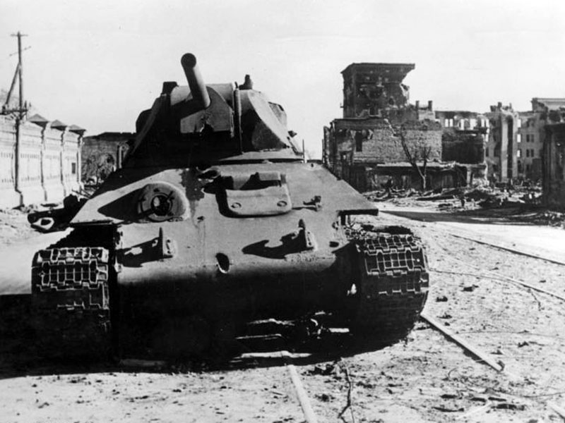 Подбитый советский танк Т-34 в Сталинграде, 8 октября 1942 года.