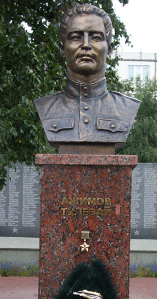 73072074 Ajimov bust surgut.jpg