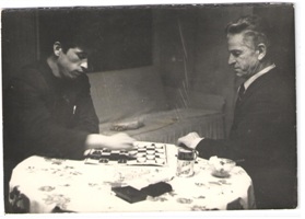 Мой дедушка (слева) Беляев Валерий Петрович играет в шашки со своим отцом - Беляевым Петром Петровичем