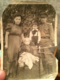 Мои прабабушка и прадедушка со своими сыновьями