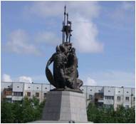 В центре Сургута возвышается памятник основателям города