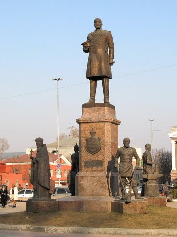 Памятник Столыпину в Саратове, открыт 17 апреля 2002 года в честь 140-летия со дня рождения Столыпина.jpg