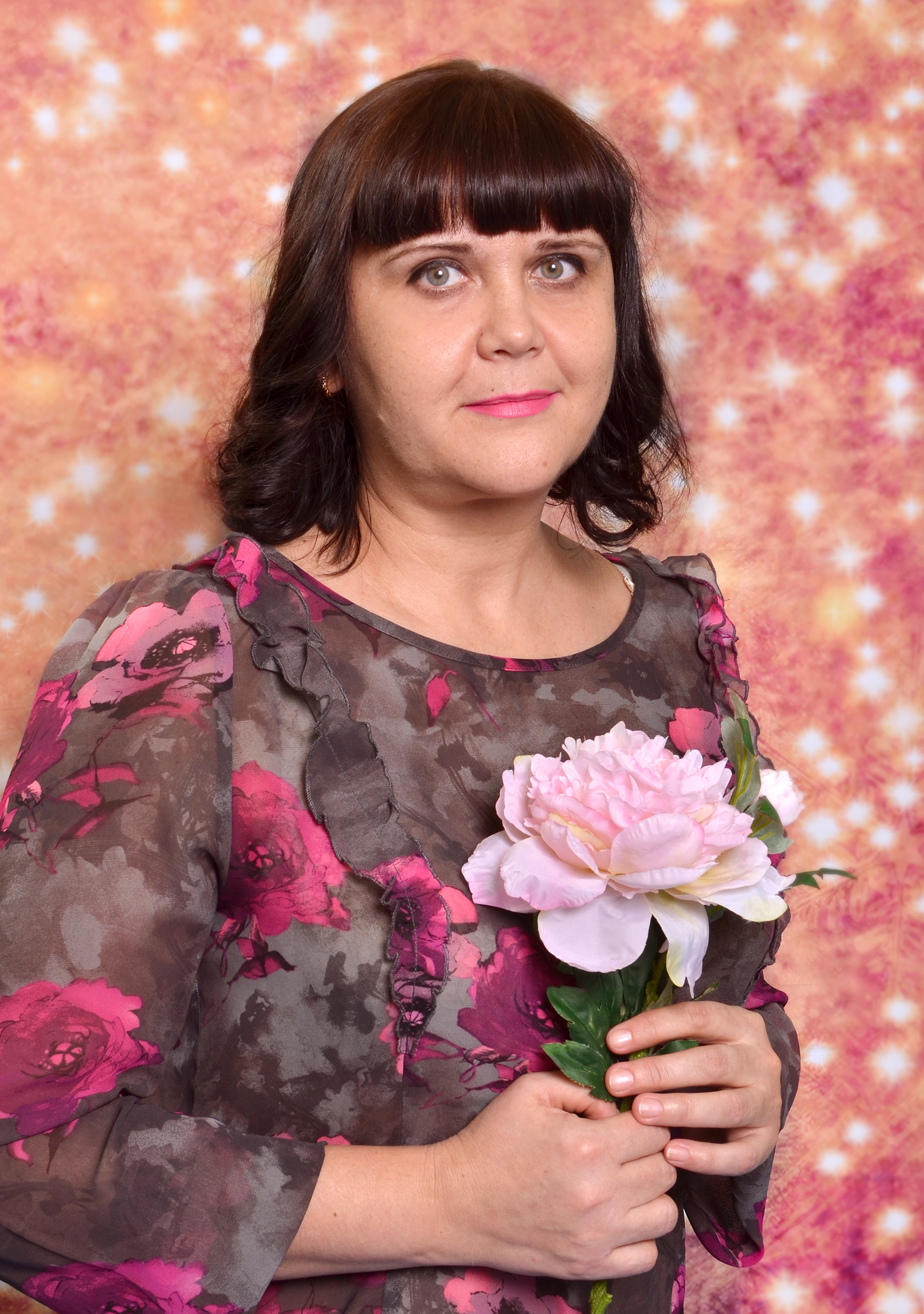 Файл:ПОРТРЕТ С ПИОНОМ.jpg