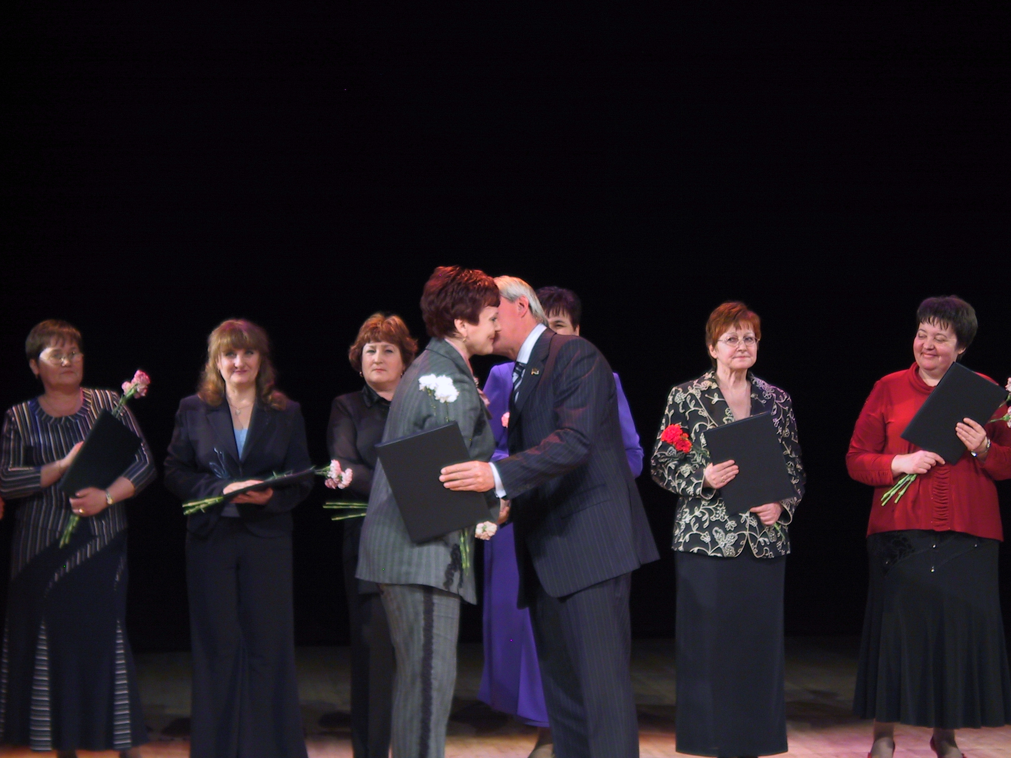 Файл:Вручение Почетной грамоты Министерства образования мэром города Сургута.jpg