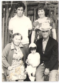 На заднем плане - мои бабушка и дедушка, на переднем - мои прабабушка и прадедушка, между ними сидит моя мама